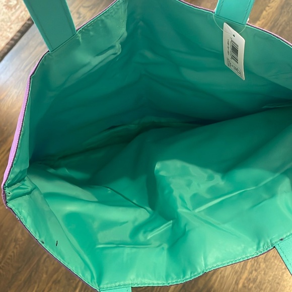 4 Large Totes and 1 very large make up Round case - Picture 10 of 16